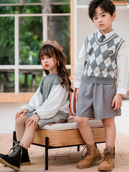 两个小朋友童装2021春夏季灰色纯色短裤