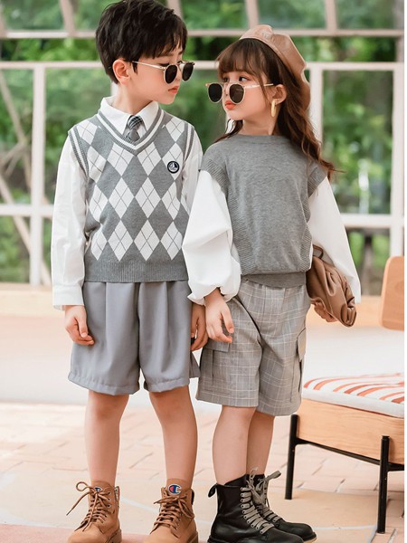 两个小朋友童装2021春夏季灰色格子背心
