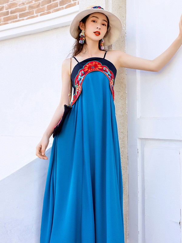 素萝2021春夏季蓝色刺绣吊带裙