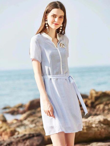 惠之良品女装2021春夏季白色纯色连衣裙