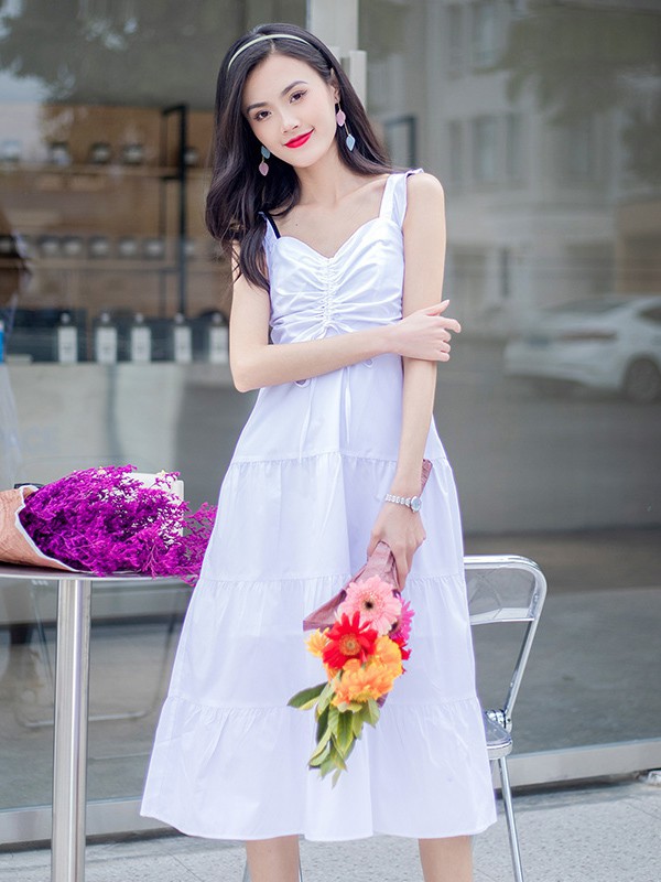 美丽衣橱2021春夏季白色褶皱吊带裙