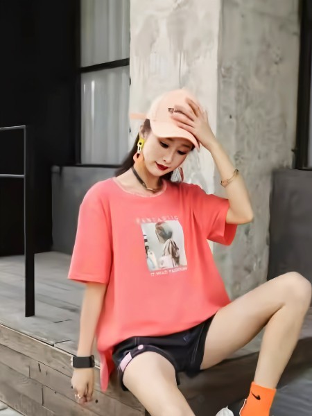 依倩雪女装2023春夏季粉色T恤