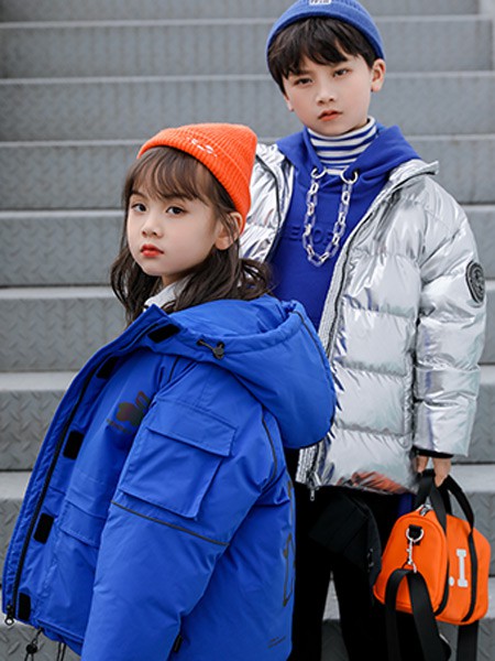 两个小朋友童装2021秋冬季银色连帽羽绒服