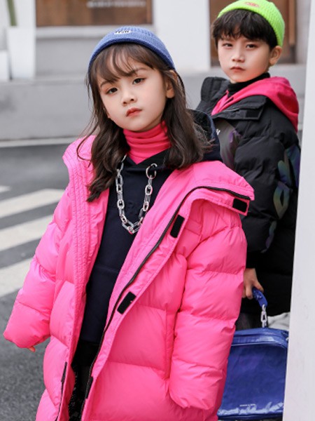 两个小朋友童装2021秋冬季粉色连帽羽绒服