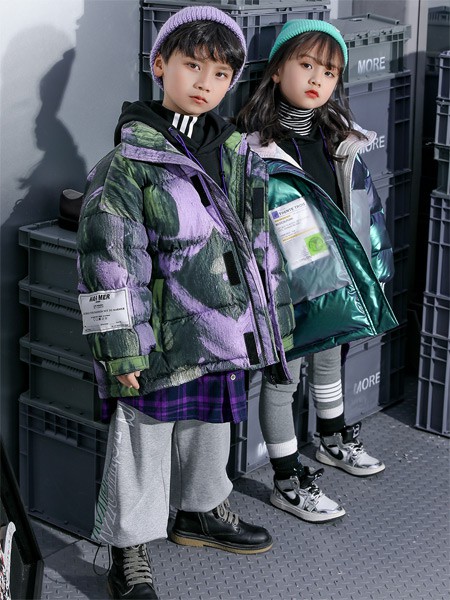 两个小朋友童装2021秋冬季绿色印花羽绒服