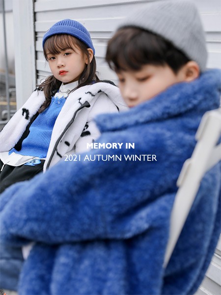 两个小朋友2021秋冬季蓝色纯色外套