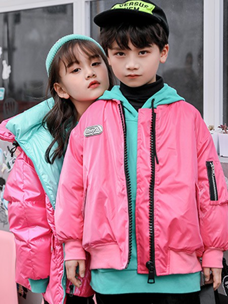 两个小朋友2021秋冬季粉色印花外套