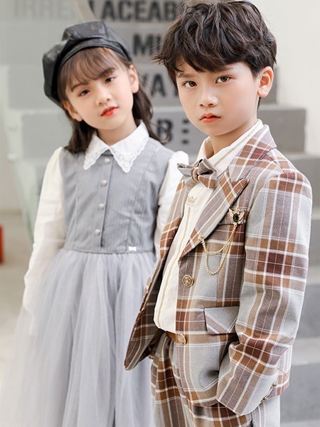 两个小朋友童装2021秋冬季灰色格子西装