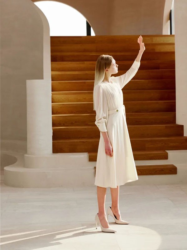 欧榭丽女装2022春夏季白色纯色连衣裙