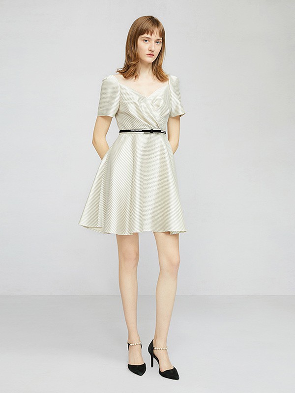 卡洛琳女装2022春夏季白色亮面连衣裙