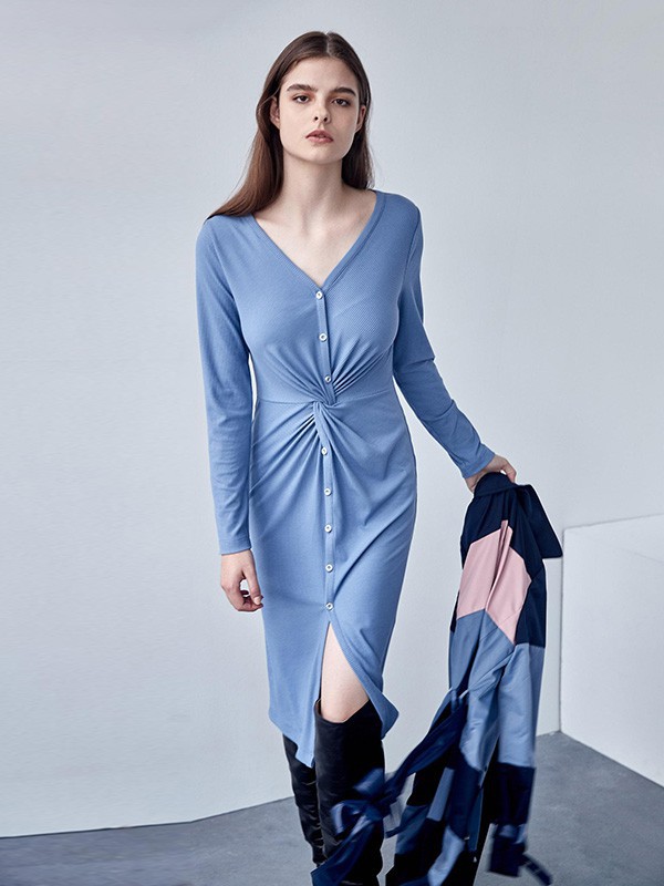 伊洛2022春夏季蓝色纯色连衣裙