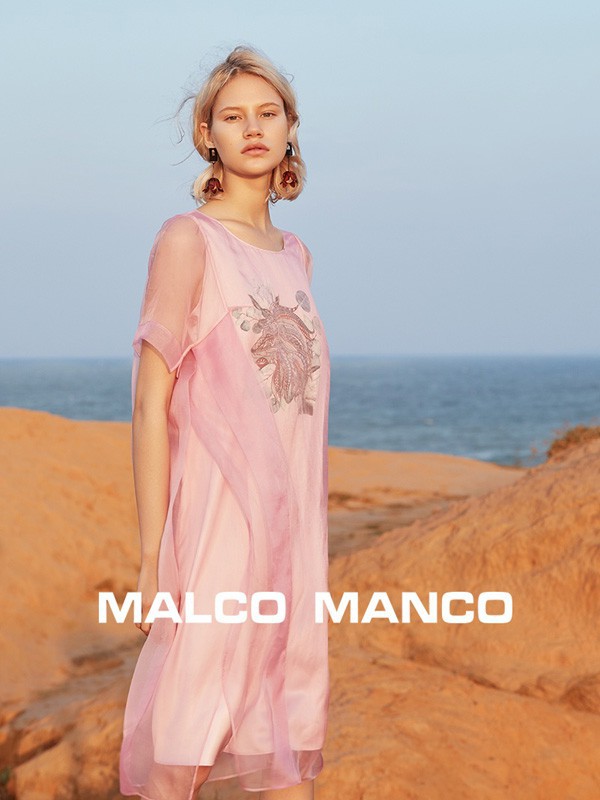 玛可曼可女装2022春夏季粉色连衣裙