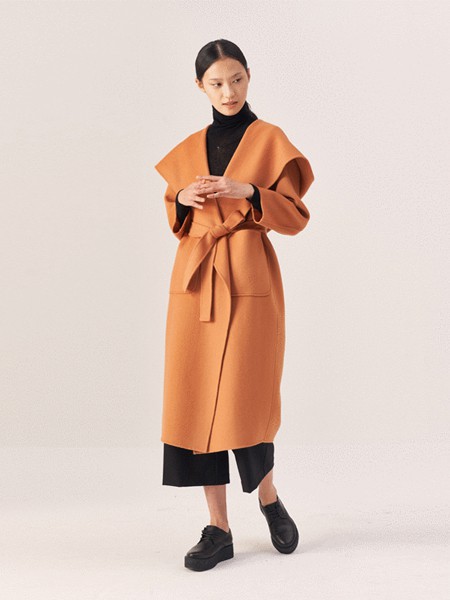 一席之地女装2021秋冬季橙色大衣