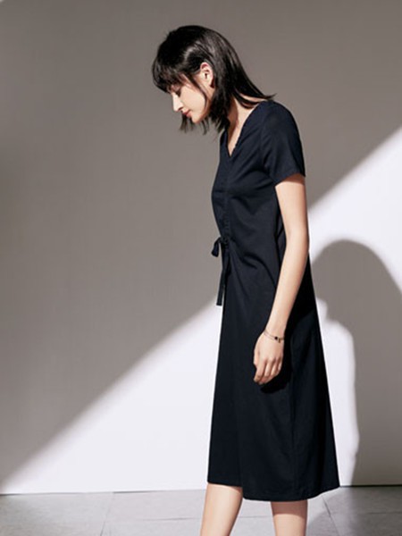 SN2022春夏季黑色连衣裙