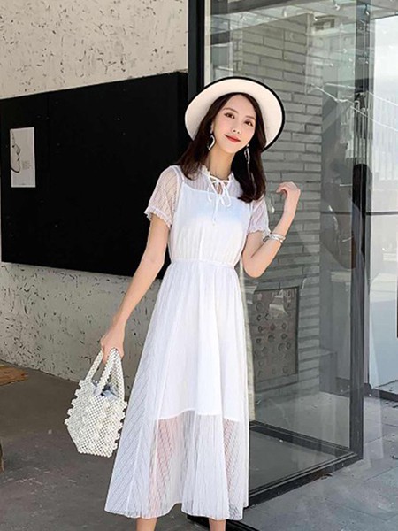 色彩一秀女装2022春夏季白色连衣裙