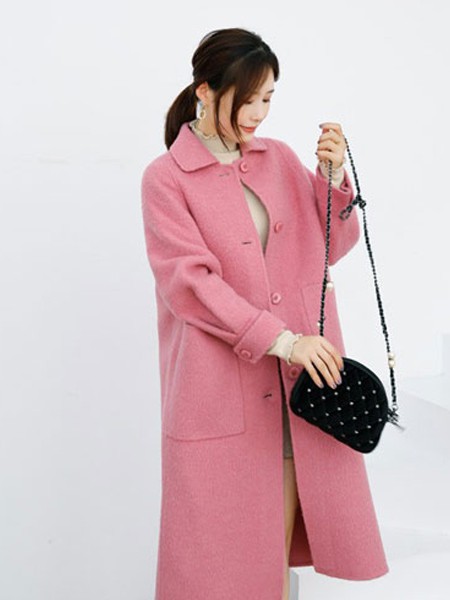 色彩一秀女装2022秋冬季粉色大衣