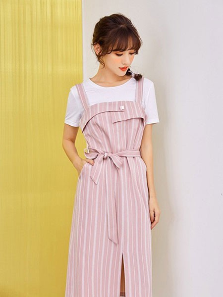 新一檬2022春夏季粉色吊带裙