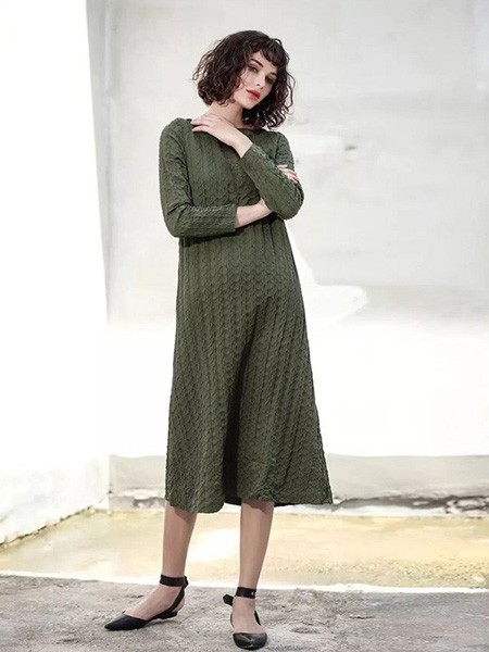 艾达禾2022秋冬季绿色毛衣裙