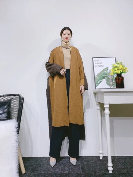 紫布语女装2022秋冬季棕色大衣
