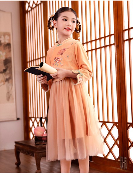 汪小荷2023春夏季橙色连衣裙