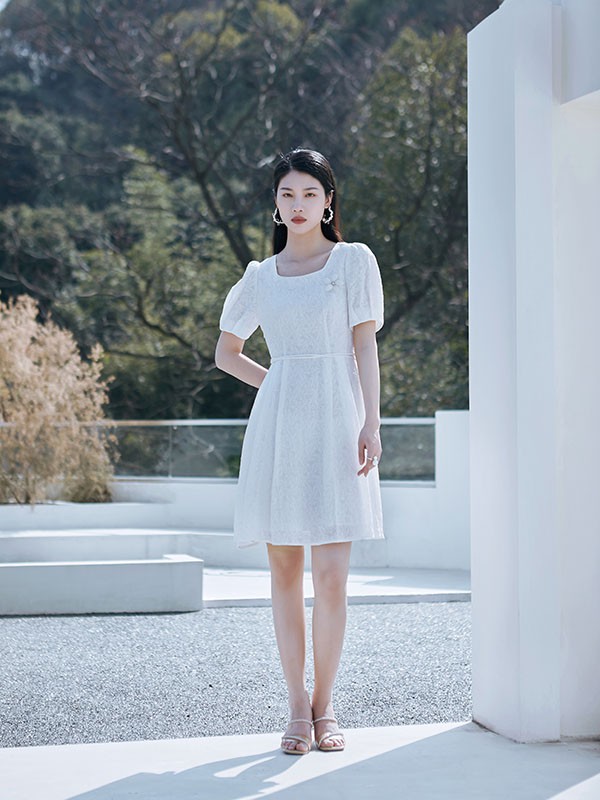 她谷2023春夏季白色连衣裙
