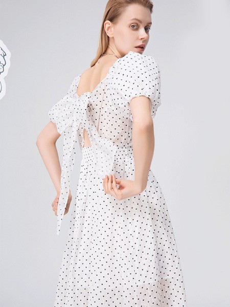 西纳维思2023春夏季白色连衣裙