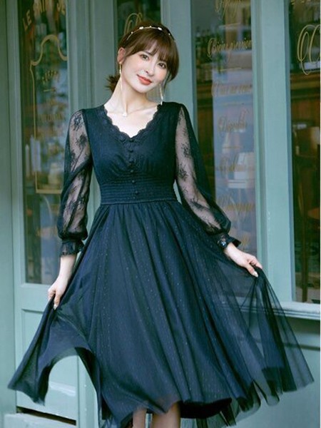 莉雅莉萨2023春夏季黑色连衣裙