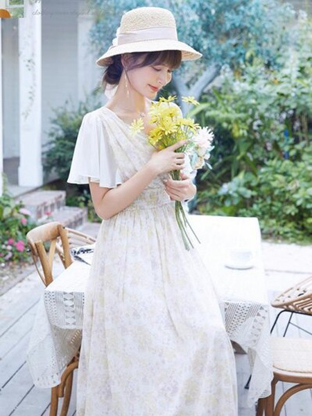 莉雅莉萨2023春夏季白色连衣裙