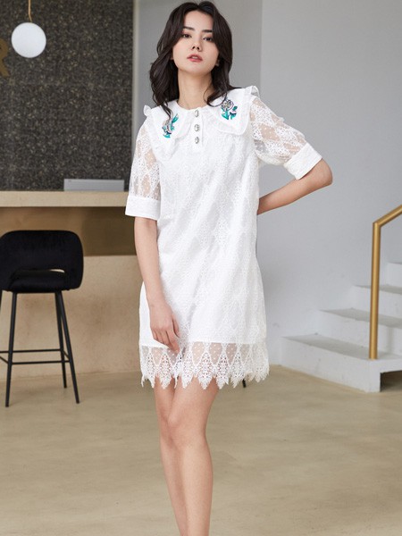 米可芭娜女装2023春夏季白色连衣裙