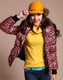 粉红色豹纹短外套+打底衫+针织帽